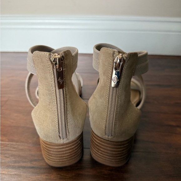 Elegant Tan and Gold Donald Pliner Strappy Block Heel Women's Sandals-Size 8 - Picture 5 of 11